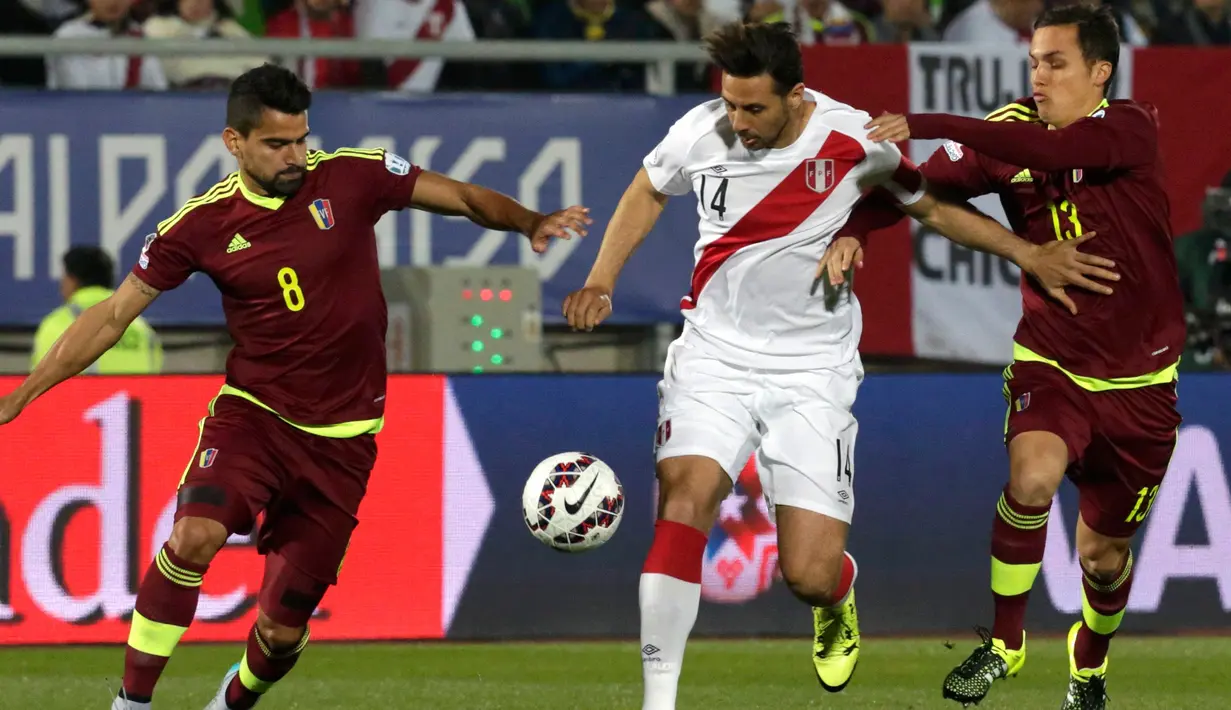 Penyerang Peru, Claudio Pizarro berusaha melewati dua pemain Venezuela saat pertandingan Copa Amerika 2015 di Estadio Elías Figueroa, Chile, Kamis (18/6/2015). Peru menang 1-0 atas Venezuela. (REUTERS/David Mercado)