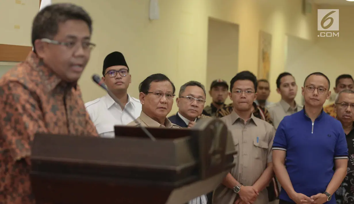 Ketum Partai Gerindra, Prabowo Subianto, Ketum PAN Zulkifli Hasan, Sekjen PAN Eddy Soeparno saat mendengarkan Presiden PKS, Sohibul Iman memberikan keterangan pers usai pertemuan tertutup di PKS, Jakarta, Minggu (24/12). (Liputan6.com/Faizal Fanani)