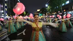 Peserta berbaris dalam parade lentera, yang menandai dimulainya Festival Lentera Lotus di Seoul, 12 Mei 2018. Festival ini merupakan acara tahunan masyarakat Korea Selatan untuk merayakan hari ulang tahun Budha pada 22 Mei mendatang. (AP/Ahn Young-joon)