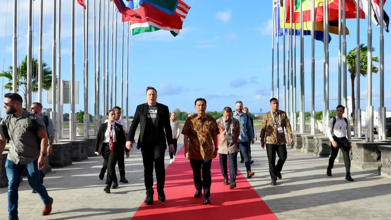 Menteri Koordinator Bidang Kemaritiman dan Investasi Luhut Binsar Pandjaitan menjemput CEO Tesla Elon Musk langsung ke Bandara di Bali, Minggu (19/5/2024).