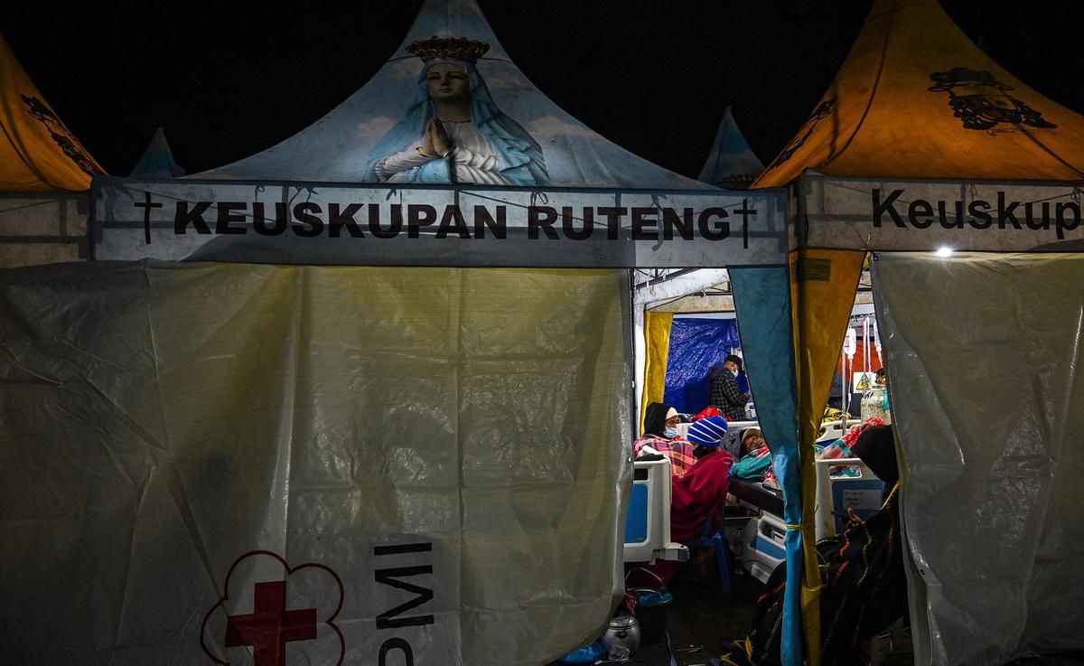 Korban Gempa NTT Dirawat di Tenda Darurat
