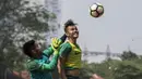 Pemain Timnas Indonesia U-22, Rezaldi Hehanusa, duel udara dengan Kurniawan Ajie, saat latihan di Lapangan SPH Karawaci, Banten, Kamis (10/8/2017). Latihan dilakukan sebagai persiapan jelang SEA Games 2017 Malaysia. (Bola.com/Vitalis Yogi Trisna)