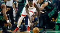 center Toronto Raptors, Pascal Siakam (tengah) mencoba kejar bola saat melawan Celtics  (AP Photo/Michael Dwyer)