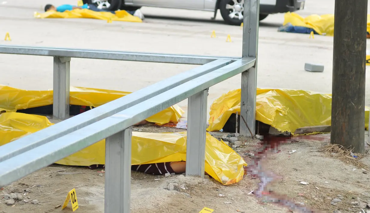 Jenazah ditutupi Plastik pasca penembakan di terminal bus kota Choloma, Honduras, (24/11). Motif serangan itu tidak diketahui tapi daerah ini terkenal karena aktivitas geng dari Mara 18 dan Mara 13. (REUTERS/Stringer)