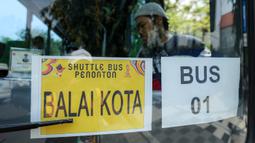 Penampakan armada shuttle bus penonton yang terparkir di titik lokasi Balai Kota Surabaya untuk mengantar para penonton secara gratis menuju Stadion Gelora Bung Tomo untuk menyaksikan pembukaan Piala Dunia U-17 2023 sekaligus laga Timnas Indonesia U-17 menghadapi Ekuador, Jumat (10/11/2023). (Bola.com/Bagaskara Lazuardi)