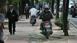 Kendaraan roda dua mengambil jalur trotoar di kawasan Sudirman, Jakarta, Selasa (2/2/2016). Gubernur Ahok berencana akan membuat trotoar yang ramah kepada para penyandang disabilitas. (Liputan6.com/Faizal Fanani)