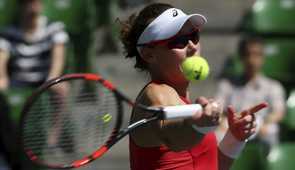 Petenis putri Australia, Samantha Stosur, mengembalikan bola pukulan petenis AS, Alison Riske, dalam turnamen tenis Pan Pacific di Tokyo, Jepang, Selasa (22/9/2015). (Reuters/Yuya Shino)