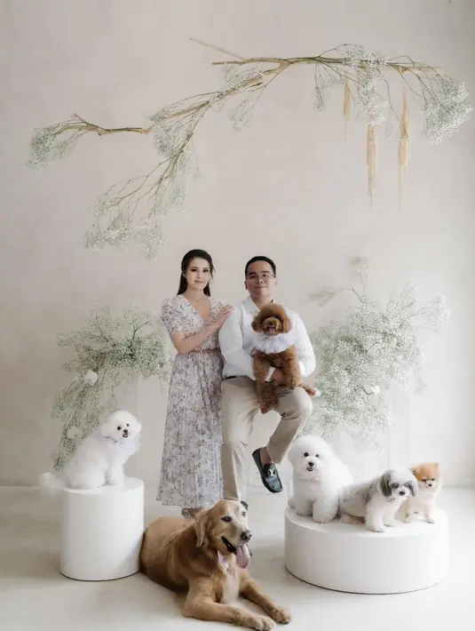 Potret lainnya dengan anjing mereka, anak Hotman Paris memilih kemeja putih polos yang dipadunya dengan celana khaki. Sedangkan Chen Giovani tampil cantik mengenakan dress bermotif floral. Foto: Instagram.