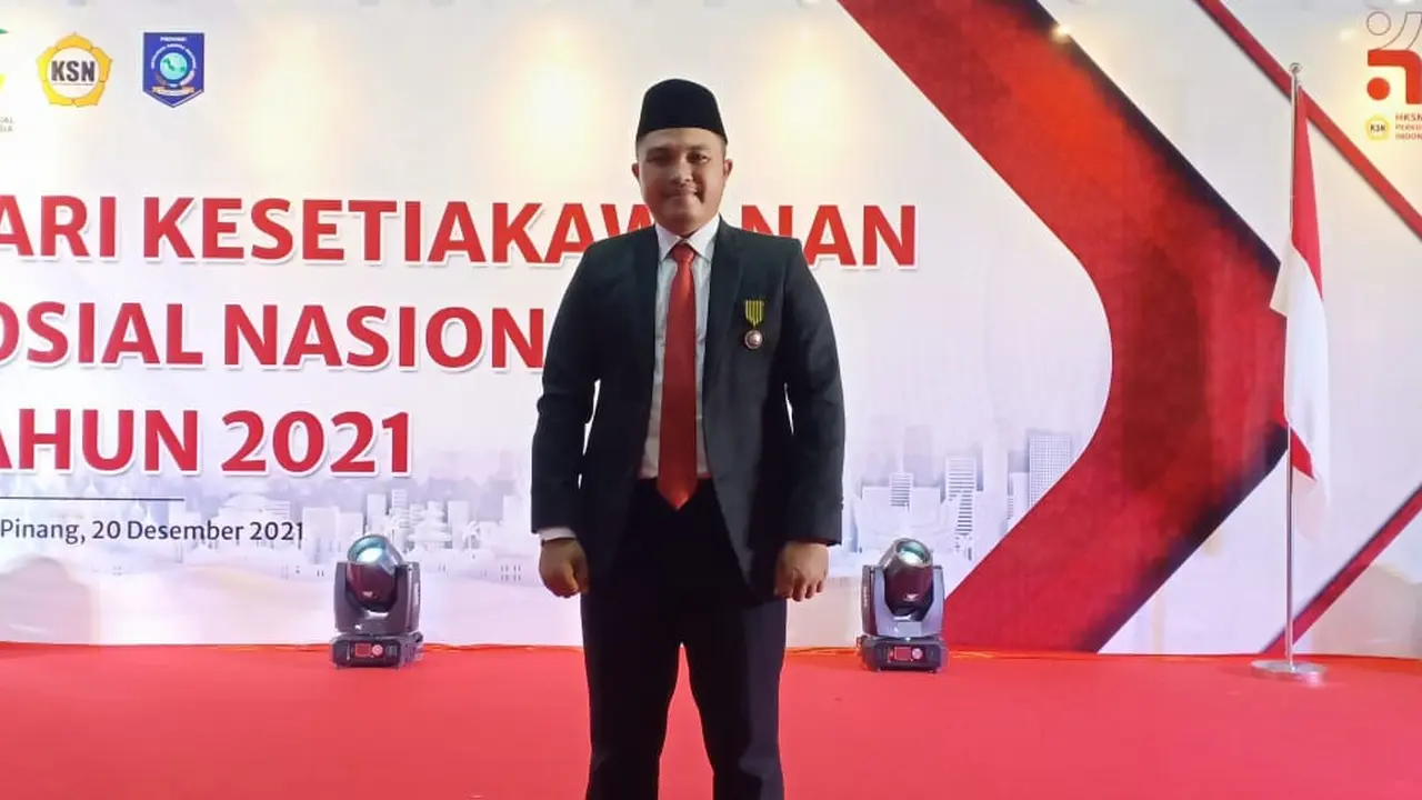 Berangkat dari kepedulian untuk mengangkat petani lokal, Rizal Pahleva, petani milenial Garut, Jawa Barat berhasil meraih penghargaan bergengsi Satyalencana Kebaktian Sosial dari Presiden Joko Widodo (Jokowi).
