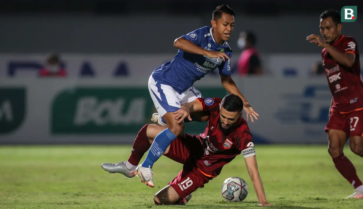 Febri Hariyadi mendapatkan ruang untuk melakukan sepakan jarak jauh.
Namun, bola yang ditendang Febri masih lemah sehingga dengan mudah diamankan oleh Angga Saputro. (Bola.com/Bagaskara Lazuardi)