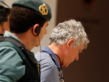 Mantan Presiden Federasi Sepak Bola Spanyol (RFEF), Angel Maria Villar dibawa oleh polisi Garda Sipil Spanyol menuju markas besar Federasi di Las Rozas, Spanyol (18/7). Villar ditangkap karena dugaan terlibat kasus korupsi.  (AP Photo / Francisco Seco)