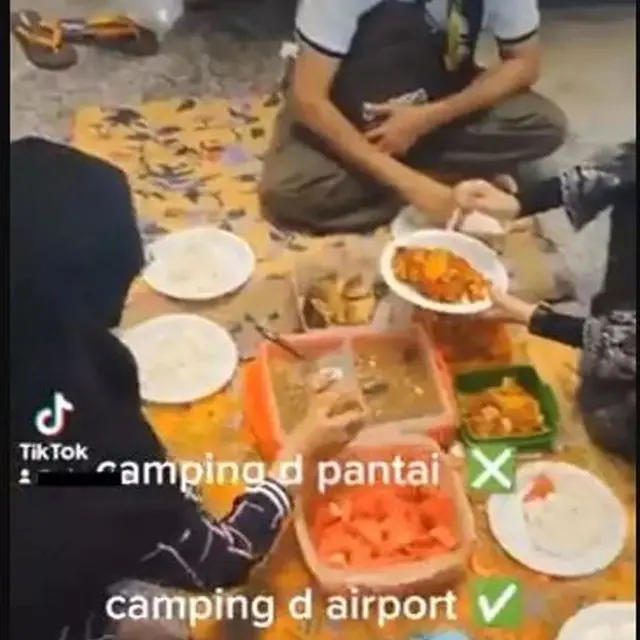Keluarga Bikin Heboh di Bandara, Gelar Tikar dan Makan di Lantai Ruang Tunggu