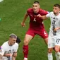 Kiper Serbia Predrag Rajkovic meninju bola pada laga Euro 2024 melawan Slovenia. (AP/Ariel Schalit)