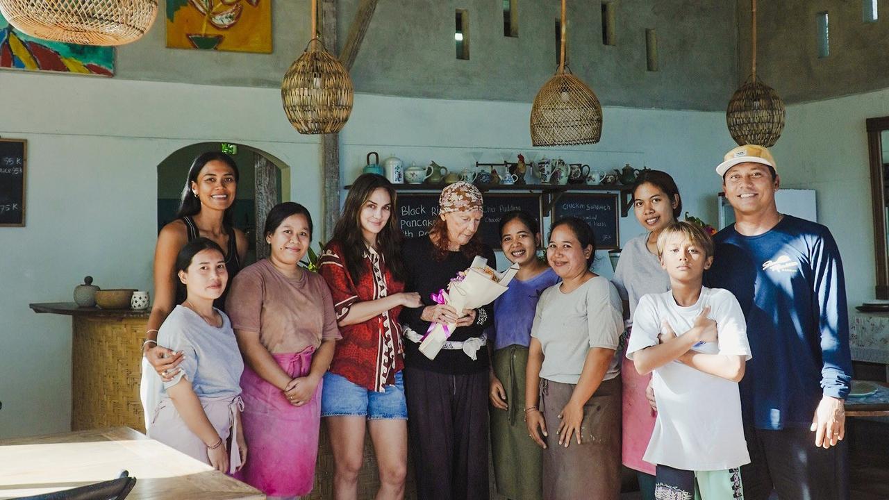 Potret Luna Maya Berikan Kejutan di Momen Ultah Sang Ibunda
