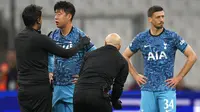 Son Heung-min menerima perawatan setelah mengalami cedera saat pertandingan sepak bola Grup D Liga Champions antara Marseille dan Tottenham Hotspur di Stade Velodrome di Marseille, Prancis, Selasa, 1 November 2022. (AP Photo/Daniel Cole)