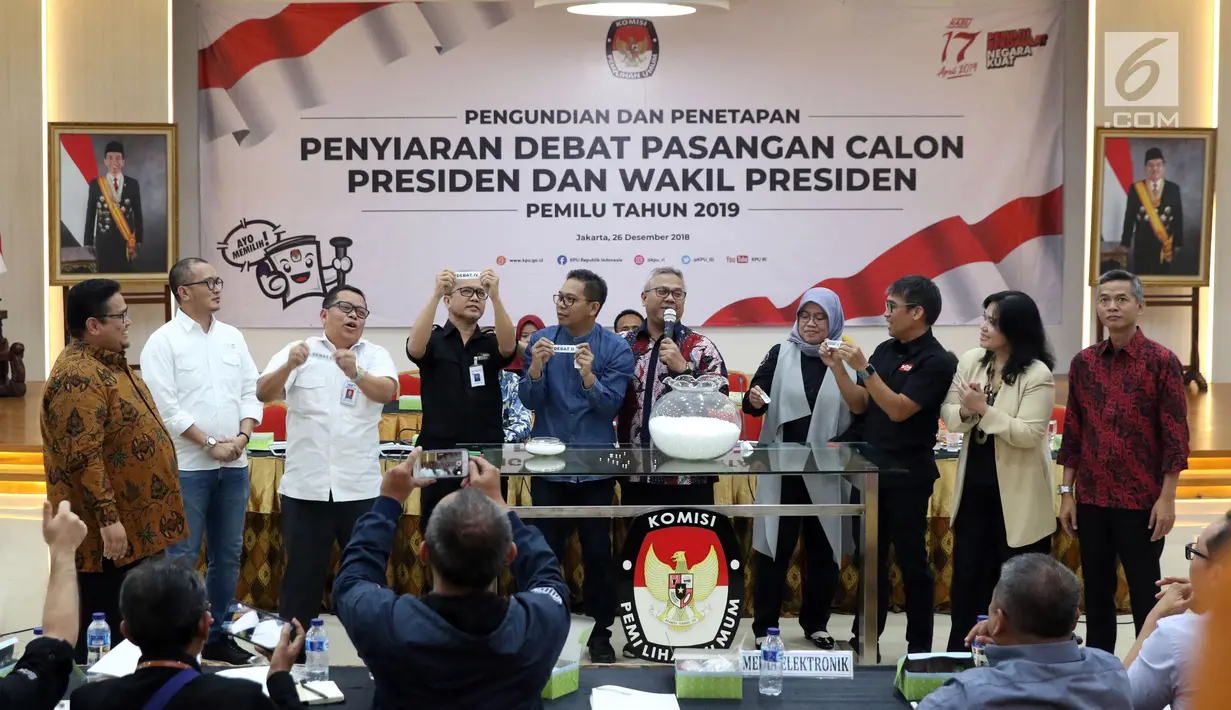 Ketua KPU RI, Arief Budiman (keenam kiri) memimpin pengundian dan penetapan penyiaran debat pasangan Calon Presiden dan Wakil Presiden Pemilu 2019 di Jakarta, Rabu (26/12). Lima sesi debat akan dilaksanakan di Jakarta. (Liputan6.com/Helmi Fithriansyah)