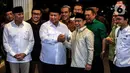 Keduanya berjabat tangan dan melakukan salam komando di hadapan awak media.  (Liputan6.com/Johan Tallo)