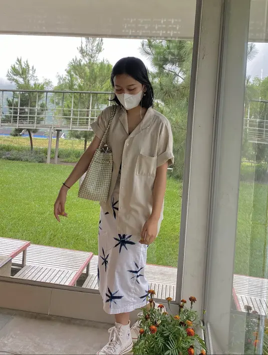 Ia juga terlihat mengenakan paduan dress shibori yang dipadukan dengan kemeja. Sederhana namun on point. [Foto: Instagram/ Jianayune]