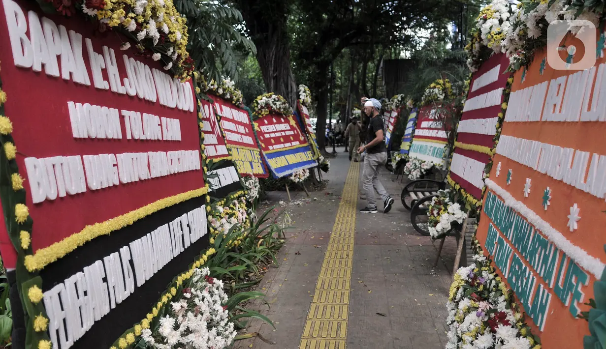 Deretan karangan bunga dari korban asuransi Jiwasraya terpajang di depan Gedung Pengadilan Tipikor, Jakarta, Rabu (3/6/2020). Puluhan karangan bunga tersebut berisi harapan para korban agar kasus segera tuntas dan uang mereka dapat kembali. (merdeka.com/Iqbal S. Nugroho)