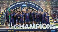 Pemain Paris Saint-Germain (PSG) merayakan keberhasilan menjadi juara Piala Interkontinental 2025 di Ahmad bin Ali Stadium, Al-Rayyan, Qatar, Kamis (18/12/2025) dini hari WIB. PSG menjadi juara setelah menaklukkan klub Brasil, Flamengo, lewat drama adu penalti. (Karim JAAFAR / AFP)