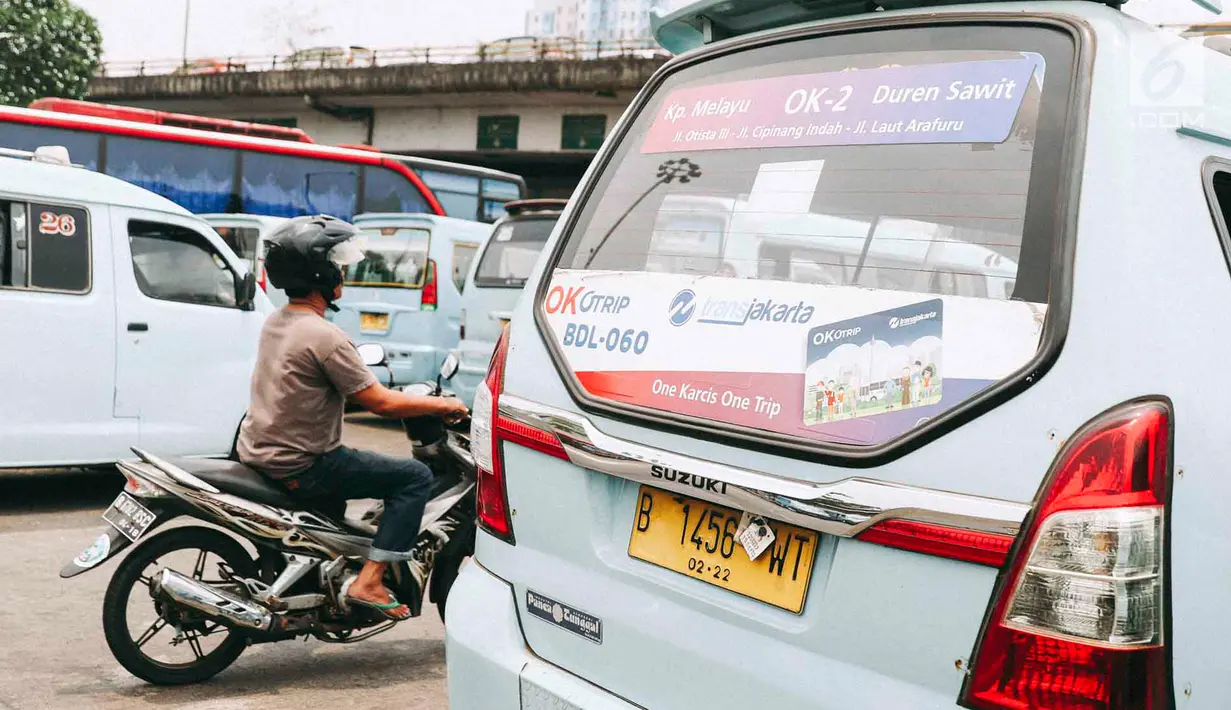 Angkot OK Otrip berada di Terminal Kampung Melayu, Jakarta, Selasa (16/10). Menurut Djoko Setijowarno program OK OTrip gagal karena masih jauh dari harapan serta banyak target yang belum tercapai. (Liputan6.com/Immanuel Antonius)