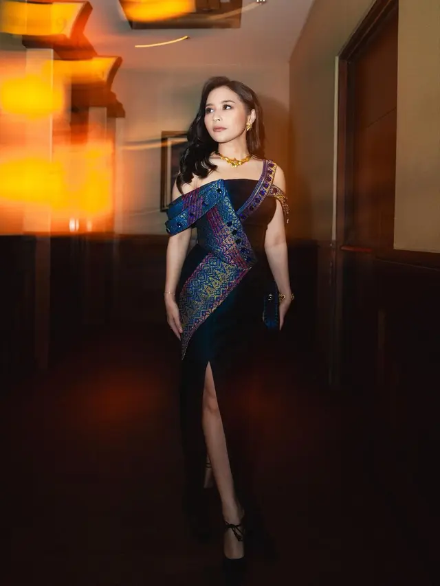 6 Pesona Glamor Prilly Latuconsina dengan Gaun Biru di Premiere Film Budi Pekerti