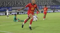 Penyerang Persija Jakarta, Gustavo Almeida, mencetak gol ke gawang PSIS Semarang dalam lanjutan BRI Liga 1 2024/2025 di Stadion Indomilk Arena, Tangerang, Rabu (5/3/2025) malam WIB. (Bola.com/M. Iqbal Ichsan)