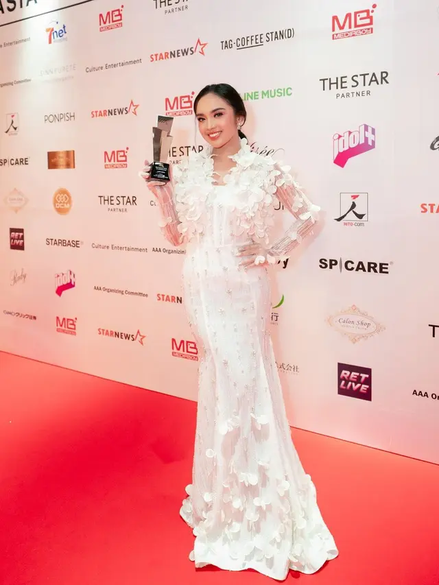 Lyodra Ginting Tampil Secantik Bidadari dengan Gaun Putih di Panggung Asia Artist Award 2022