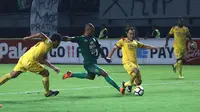 Kapten Sriwijaya FC, Yoo Hyun-koo, beraksi pada laga kontra Persebaya. (Bola.com/Aditya Wany)