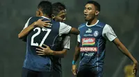 Selebrasi pemain Arema saat melawan Bhayangkara FC di Stadion Kanjuruhan, Malang, Selasa (22/5/2018). (Bola.com/Iwan Setiawan)