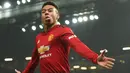 Gelandang Manchester United, Jesse Lingard berselebrasi usai mencetak gol ke gawang Arsenal pada lanjutan Liga Inggris di stadion Old Trafford (5/12). Gol Lingard ini menyelamatkan MU dari kekalahan atas Arsenal. (AFP Photo/Oli Scarff)