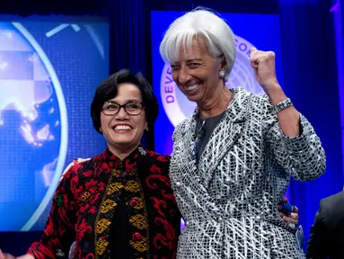 Direktur IMF, Christine Lagarde berpose bersama dengan Menteri Keuangan Sri Mulyani Indrawati, sebelum rapat musim semi pansus pleno pembangunan di markas IMF, Washington, (22/4). (AP Photo/Jose Luis Magana)