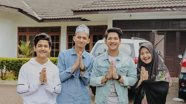 Cover Lagu Aisyah Istri Rasulullah, Ini 6 Potret Syakir Daulay yang Curi Perhatian