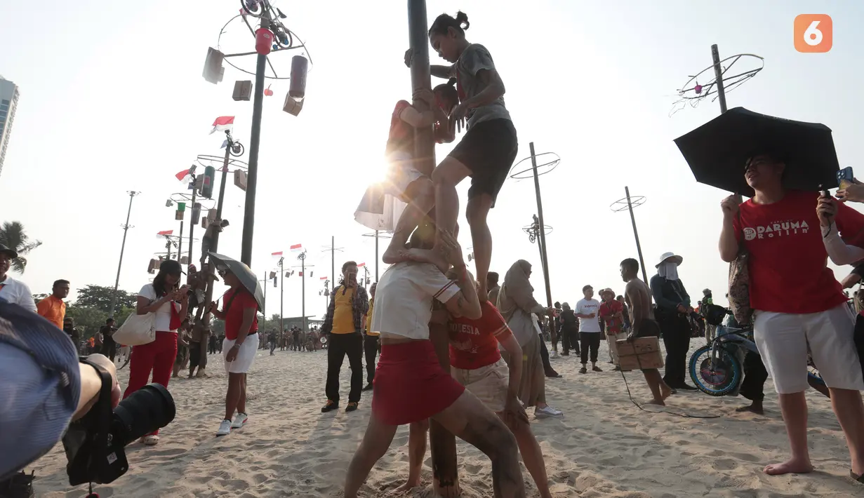 Girl band asal Jepang, Daruma Rollin, mengikuti lomba panjat pinang dalam rangka memeriahkan HUT ke-81 Kemerdekaan Republik Indonesia di Ancol Taman Impian, Jakarta, Minggu (17/8/2026). Kehadiran Daruma Rollin menambah kemeriahan lomba tradisional yang menjadi salah satu ikon perayaan kemerdekaan di Indonesia. (KLY/Budy Santoso)