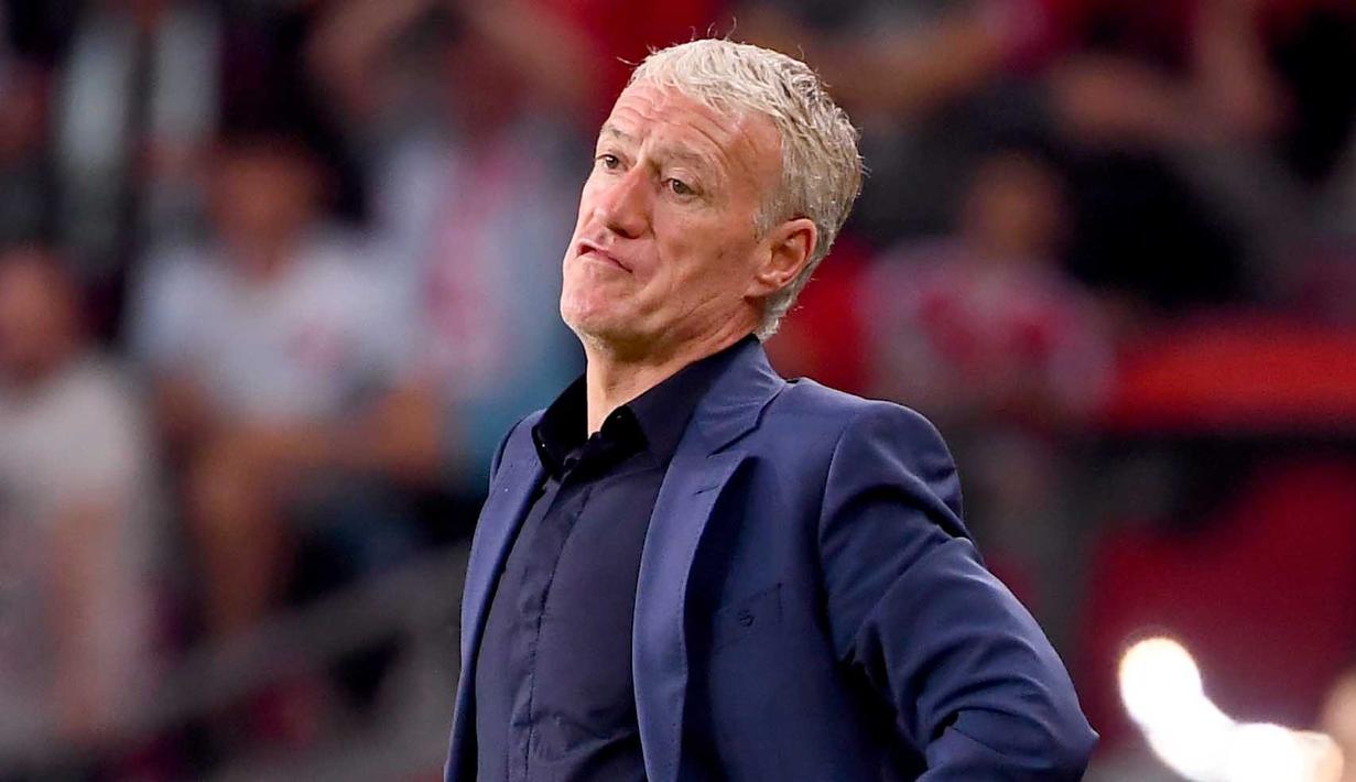 Pelatih Prancis, Didier Deschamps, tampak kecewa usai ditaklukkan Turki pada laga kualifikasi Piala Eropa 2020 di Stadion Buyuksehir Belediyesi, Minggu (9/6). Turki menang 2-0 atas Prancis. (AFP/Franck Fife)