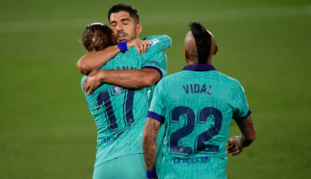Pemain Barcelona, Antoine Griezmann (kanan) dan rekannya Luis Suarez merayakan gola yang dicetak ke gawang Villarreal dalam pekan ke-34 La Liga Spanyol di stadion La Ceramica, Minggu (5/7/2020). Barcelona sukses menumbangkan tim tuan rumah Villarreal dengan skor telak 4-1. (JOSE JORDAN / AFP)