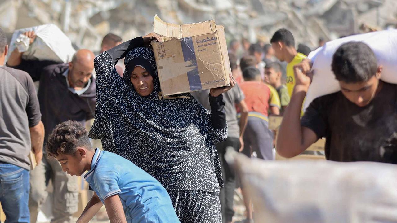 FOTO: Di Tengah Gencatan Senjata, Warga Gaza Berebut Bantuan Bahan Makanan untuk Bertahan Hidup