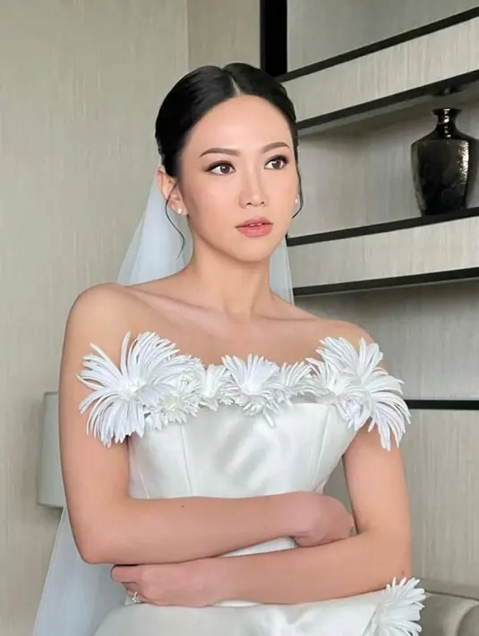 Sementara wajahnya dipulas makeup soft glam yang flawless oleh Makeup Artist Tirza Vania, memancarkan kecantikan alami dari perempuan 25 tahun itu. [@tirzavania]