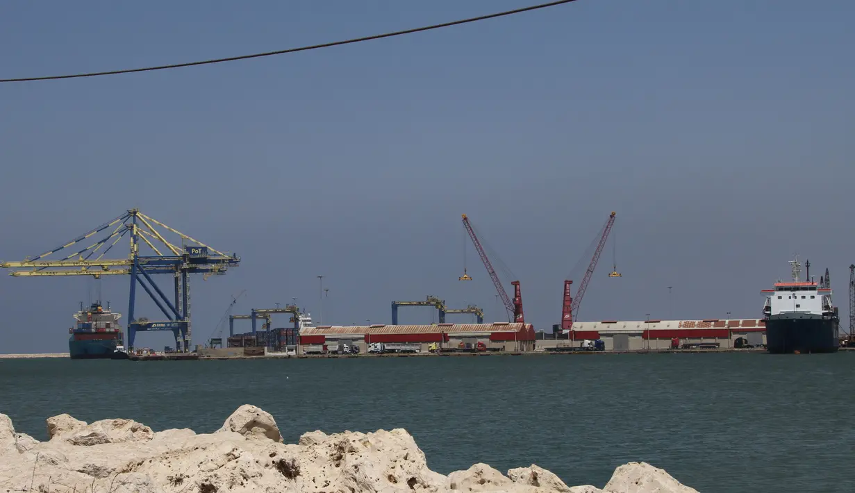 Pemandangan di Pelabuhan Tripoli, Lebanon, Kamis (6/8/2020). Pelabuhan Tripoli menyatakan kesiapannya untuk menggantikan sementara Pelabuhan Beirut yang diguncang dua ledakan dahsyat pada 4 Agustus lalu. (Xinhua/Khalid)