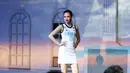 Seorang model mengenakan jersey tim peserta IBL saat launching di Empirica SCBD, Kawasan Terpadu Sudirman, Jakarta, Kamis (19/11/2015). (Bola.com/Nicklas Hanoatubun)