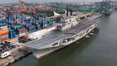 Kapal induk ITS Giuseppe Garibaldi-551 tiba di Dermaga 107 Pelabuhan Tanjung Priok, Jakarta, Jumat (18/9/2026). Kapal tersebut akan digunakan untuk mendukung Operasi Militer Selain Perang (OMSP), khususnya dalam penanganan bencana dan bantuan kemanusiaan. Kehadirannya juga berkaitan dengan upaya TNI Angkatan Laut memperkuat dan memodernisasi Sistem Senjata Armada Terpadu (SSAT) serta mendukung pertahanan dan pengamanan wilayah laut Indonesia. (Istimewa)