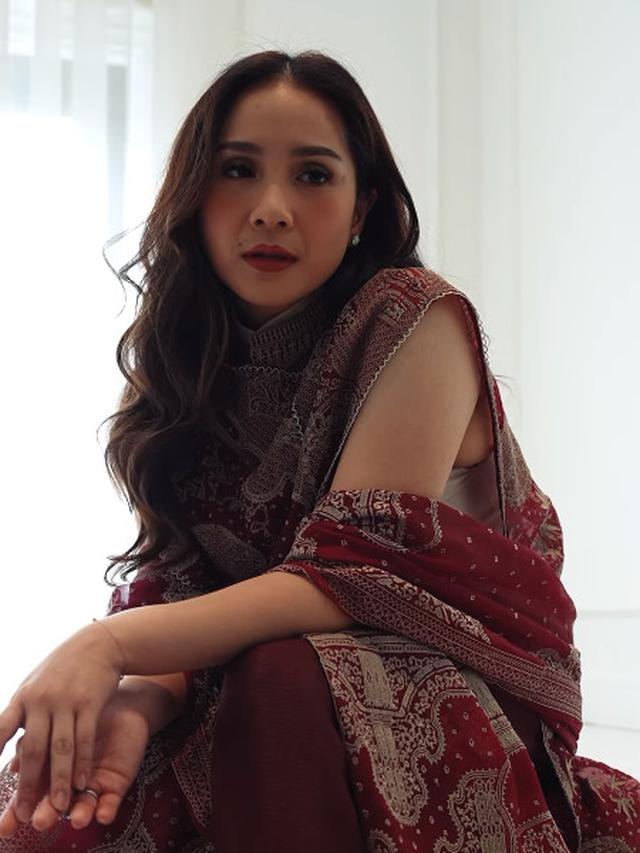 8 Potret Serasi Romantis Raffi Ahmad dan Nagita Slavina dengan Baju Lace Mewah, Bisa Jadi Inspirasi Busana Couple Lebaran