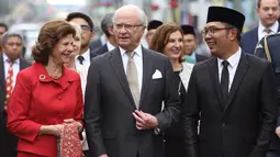 Walikota Bandung Ridwan Kamil mengajak Raja Carl XVI Gustaf, dan Ratu Silvia dari Swedia menyusuri jalan Asia Afrika yang bersejarah untuk mengunjungi Museum Konferensi Asia Afrika di Bandung, Rabu (24/5). (AP Photo / Dita Alangkara)