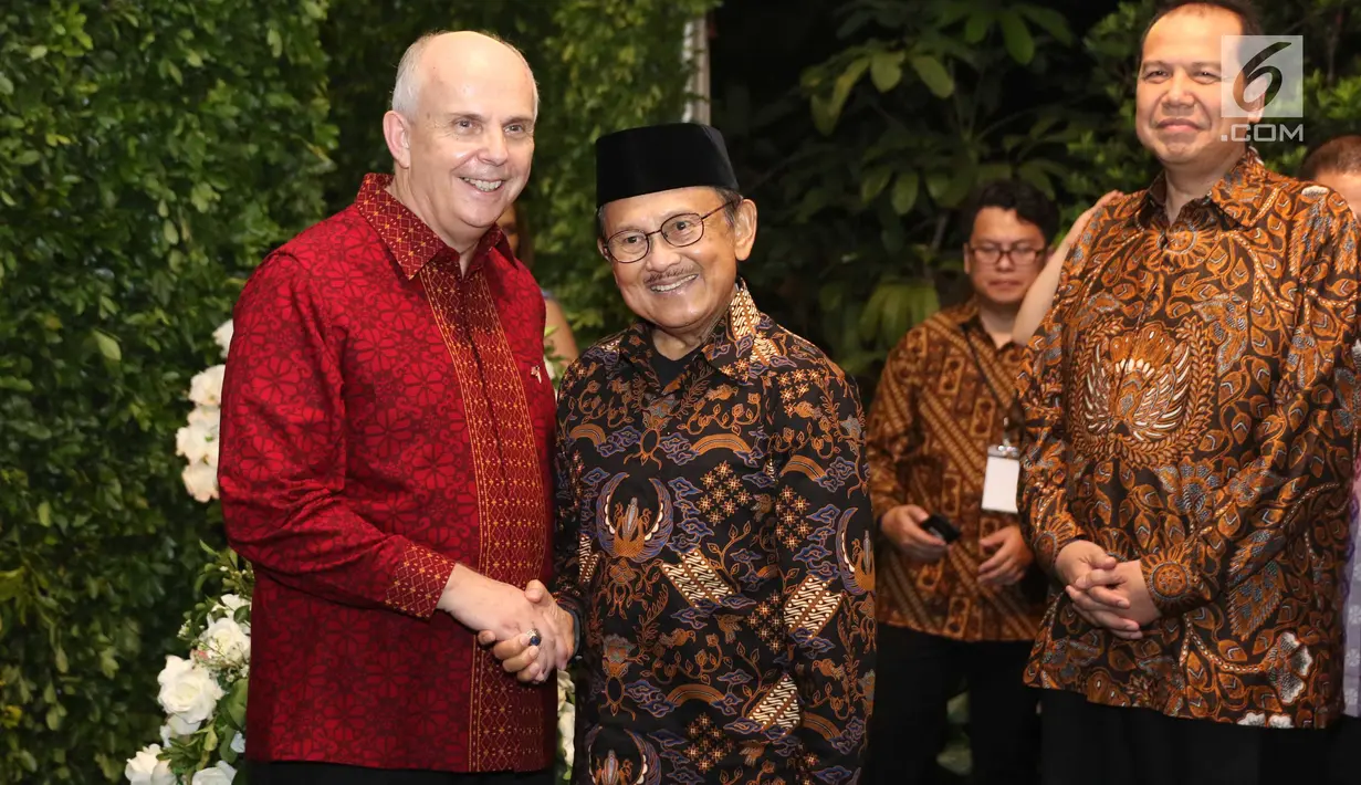 Dubes Amerika Serikat untuk Indonesia Joseph R. Donovan Jr berjabat tangan dengan Presiden RI ke-3 B.J. Habibie dan Pengusaha Chairul Tanjung pada Perayaan HUT ke-241 Amerika Serikat di kediaman Dubes AS, Jakarta, Kamis (27/7). (Liputan6.com/Angga Yuniar)