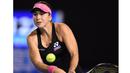 Petenis Swiss, Belinda Bencic saat mengembalikan bola ke arah petenis Ukraina, Kateryna Bondarenko pada hari ke-5 turnamen tenis Australian Open 2016, di Melbourne, Jumat (22/1/2016). (AFP/Greg Wood)