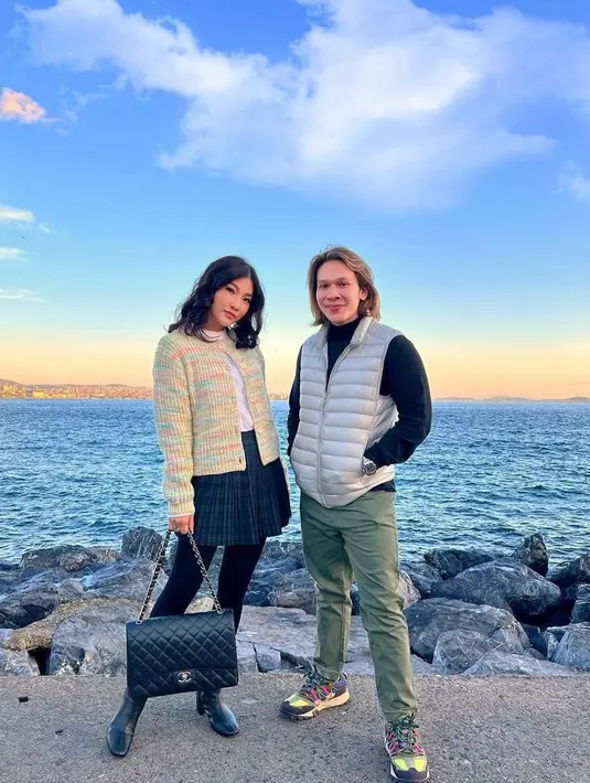 Gaya modis Sarwendah lainnya, perempuan 32 tahun itu tampil kece dengan kombinasi outfit berupa knit jacket, turtleneck top, dan mini plisket skirt. Ia pun terlihat menenteng tas branded Chanel. (Instagram/sarwendah29).