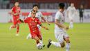 Pemain Persija Jakarta, Riko Simanjuntak, berusaha melewati pemain Persita Tangerang pada laga pekan keenam BRI Liga 1 2022/2023 di Stadion Patriot Candrabhaga, Bekasi, Rabu (24/8/2022). (Bola.com/M Iqbal Ichsan)