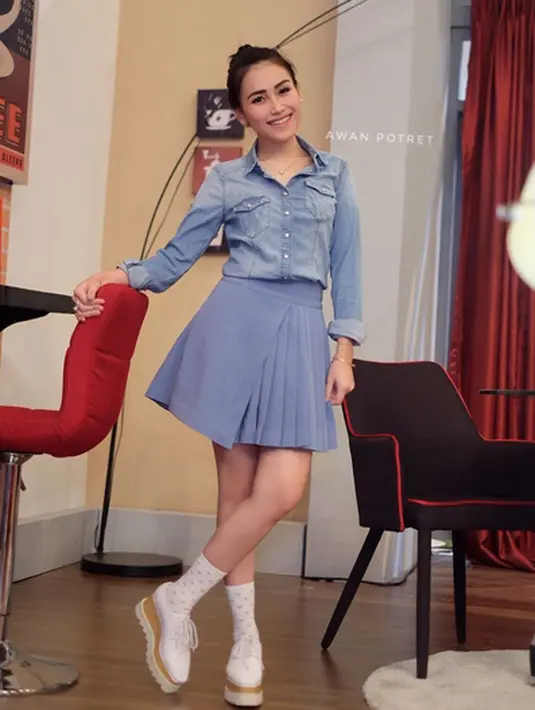 Penyanyi asal Depok itu juga telah menyadari bahwa regenerasi dalam dunia hiburan pasti akan terjadi. Begitu juga dengan musik dangdut yang terus bermunculan setiap saat. Ia juga melihat karya Via Vallen bagus. (Instagram/ayutingting92)