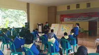 Sekitar 120 relawan Kampung Siaga Bencana (KSB) tengah mendapatkan pengetahun mengenai manajemen kebencanaan di Pangandaran, Jawa Barat. (Liputan6.com/Jayadi Supriadin)