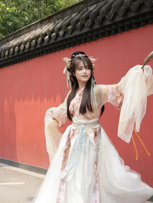 Fuji Utami terlihat bak pemeran film kolosal China dengan kimono dress yang flowy bernuansa pastel [@fuji_an]